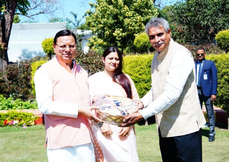 मुख्यमंत्री आवास परिसर में पहले चरण में निकाला गया 57 किलो शहद