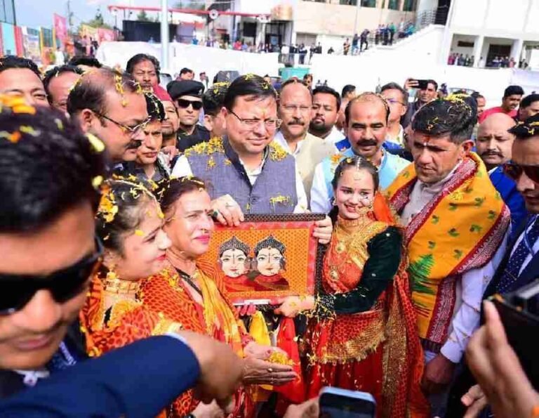 मुख्यमंत्री धामी ने सरकार के तीन वर्ष पूर्ण होने के अवसर पर हेमवती नंदन बहुगुणा स्टेडियम अल्मोड़ा में आयोजित चिकित्सा एवं बहुउद्देशीय शिविर में किया प्रतिभाग