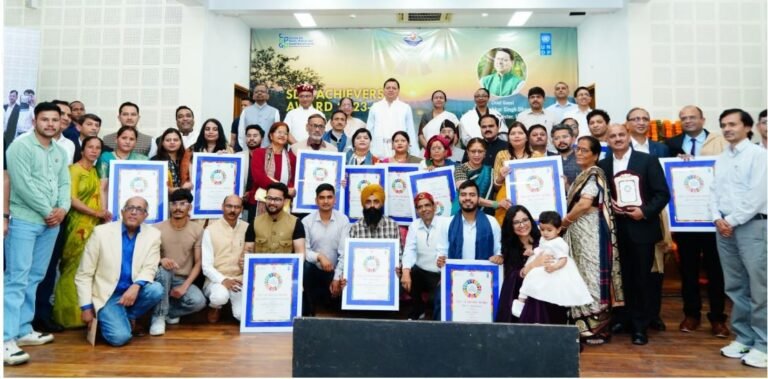 16 एस.डी.जी एचीवर को मुख्यमंत्री ने किया सम्मानित; नैनीताल, देहरादून और उत्तरकाशी जनपद को भी किया गया सम्मानित