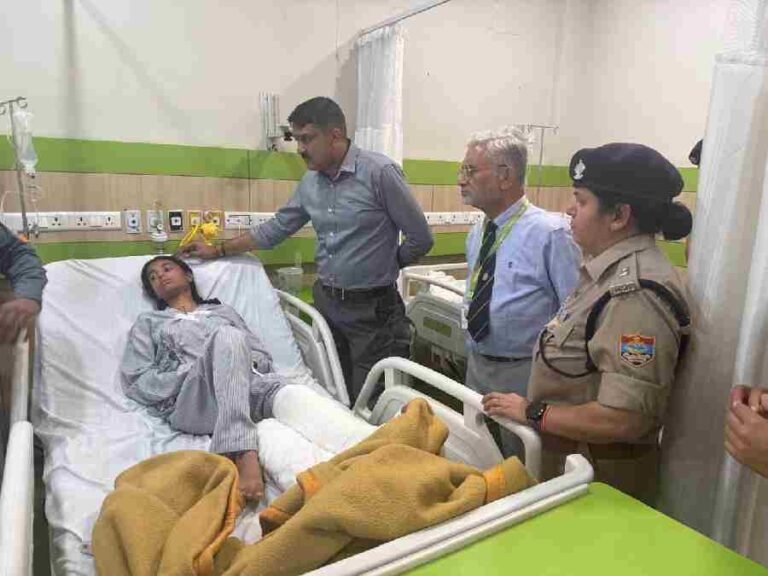 सिंहनीवाला क्षेत्र में हुई बस दुर्घटना में घायल व्यक्तियों से एसएसपी ने अस्पताल जाकर की मुलाकात, जाना हाल