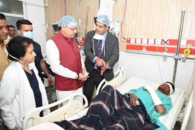 सीएम धामी पहुंचे एम्स ऋषिकेश, घायल यात्रियों का जाना हाल