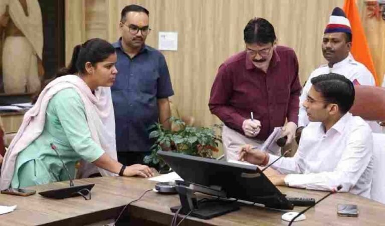 डीएम के आक्रमक रुख के बाद विधवा महिला फरियादी को आखिरकार मिला न्याय, चौखट पर ही जाकर निजी बैंक डीसीबी ने लौटाये सम्पति के कागज