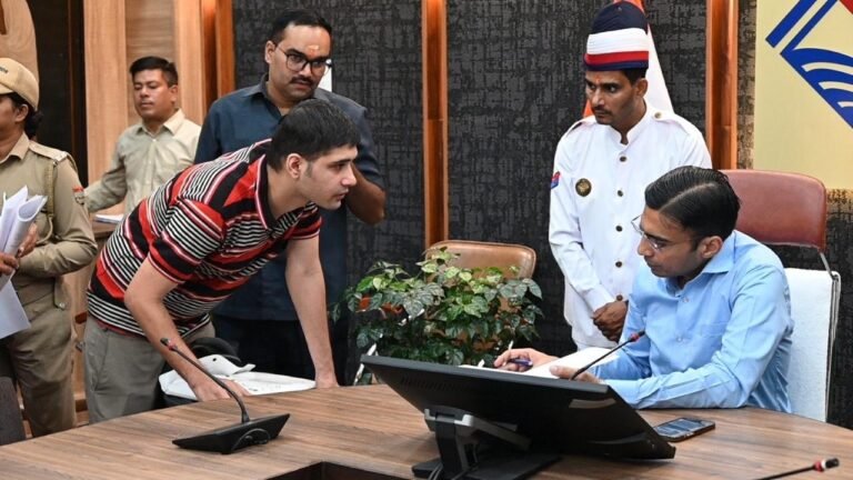 सगे बेटे और पत्नी के लिए खतरे का सबब बना शस्त्र, डीएम ने मौके पर किया लाईसेंस निलम्बित