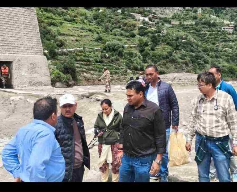 मुख्यमंत्री के निर्देश पर ग्राउंड जीरो पहुंचे स्वास्थ्य सचिव, धराली में आपदा प्रभावित इलाकों में राहत और बचाव कार्यों का किया निरीक्षण