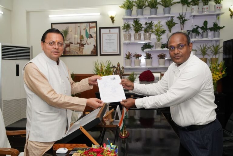 उत्तराखण्ड में विशेष गहन पुनरीक्षण SIR कार्यक्रम के तहत सीएम धामी को मुख्य निर्वाचन अधिकारी ने सौंपा गणना फॉर्म