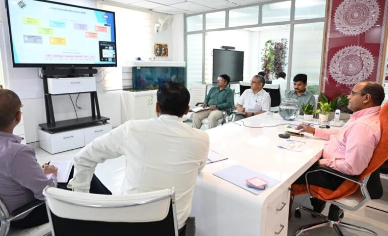 मुख्य निर्वाचन अधिकारी ने की SIR अभियान की समीक्षा, तीन दिन में 19 लाख से अधिक फार्म वितरित
