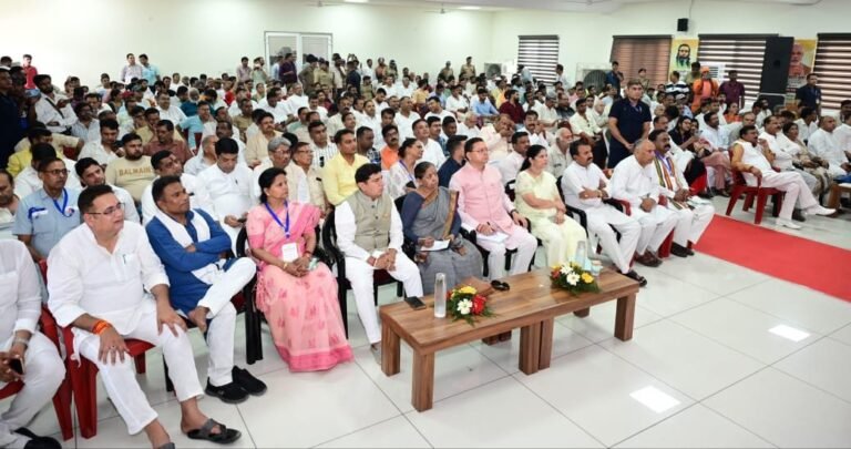 मुख्यमंत्री पुष्कर सिंह धामी ने रविवार को रुड़की में प्रधानमंत्री नरेंद्र मोदी के मन की बात कार्यक्रम के 135वें संस्करण को सुना