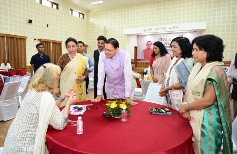 मुख्यमंत्री ने मुख्य सेवक सदन में लेखकों एवं साहित्यकारों से किया संवाद, उत्तराखंड के विकास, सांस्कृतिक संरक्षण और सामाजिक परिवर्तन में साहित्यकारों की भूमिका पर हुई चर्चा